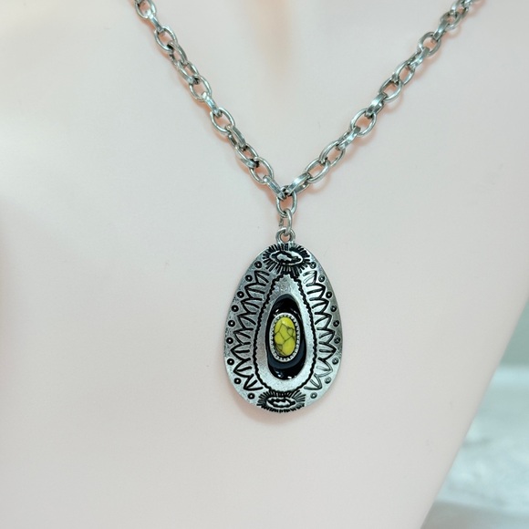 ⚜️ Western Silver and Yellow Pendant Necklace - Picture 4 of 5